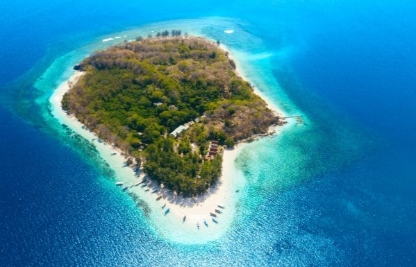 Pemandangan udara Gili Nanggu dikelilingi terumbu karang