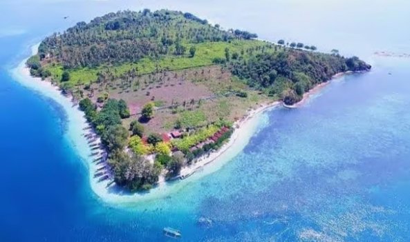 Pemandangan udara Gili Sudak dengan resort kecil di tepi pantai