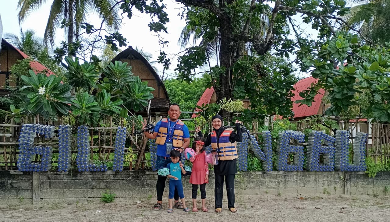 Keluarga tiba di pelabuhan Sekotong