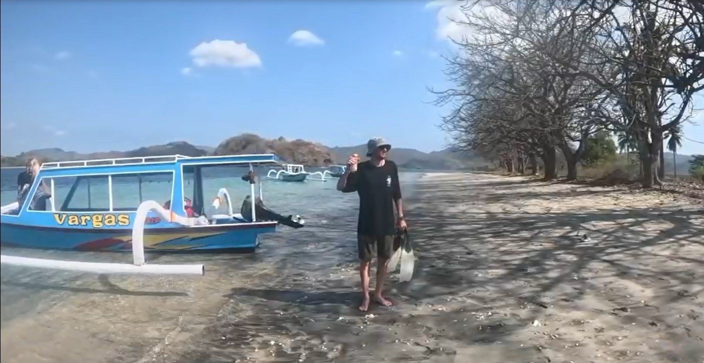 Keluarga tamu berfoto di gerbang Bilaq Nggerau, Sekotong, mengenakan life jacket sebelum berangkat